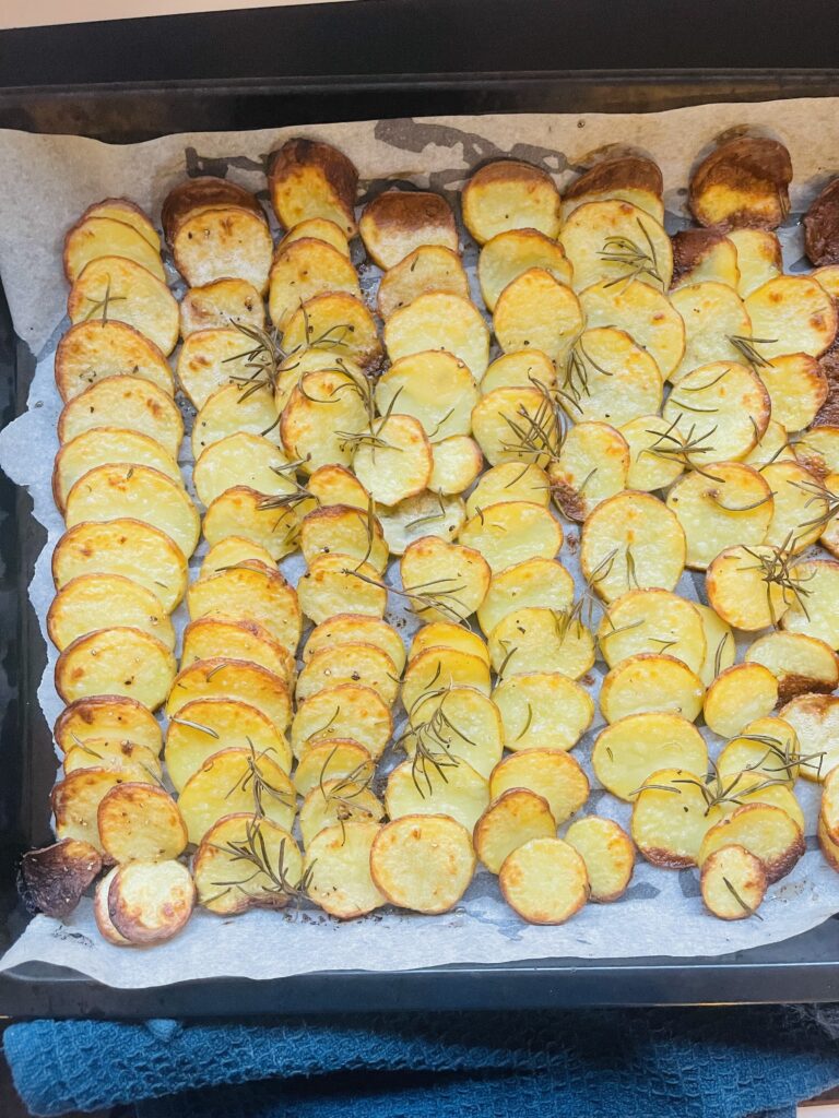 Sprøde ovnbagte kartofler i fad