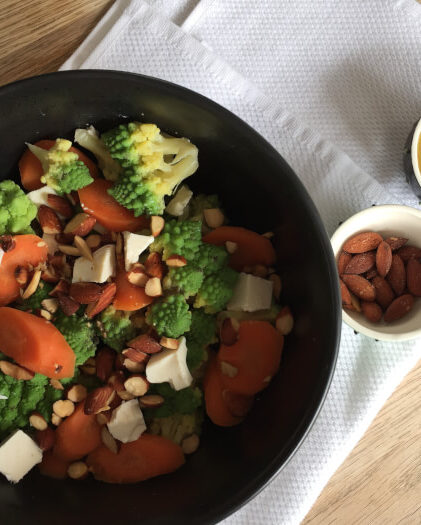 Romanesco salat med mandeldrys