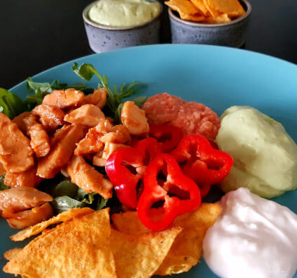 Smagfuld kylling med avocadodip og salsa