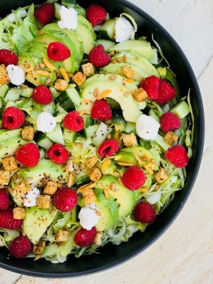icebergsalat med bær og avocado