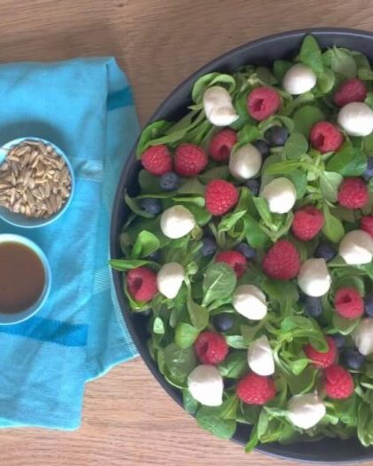 Feldsalat med bær og mozarellaost