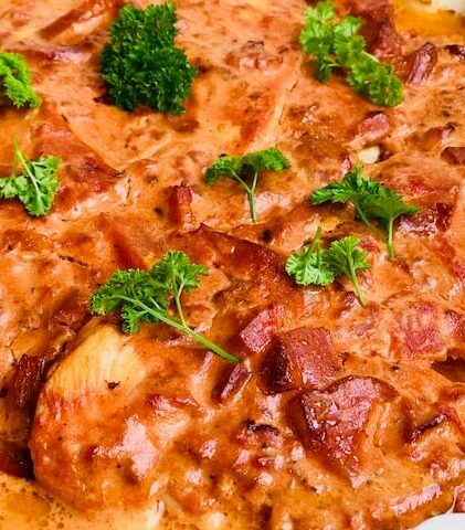 Kylling i cremet sauce med pikantost og bacon