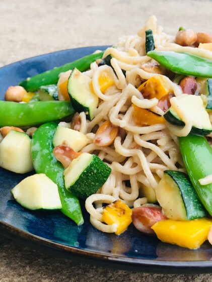 Vegetarisk nudelret med grøntsager og hoisin sauce